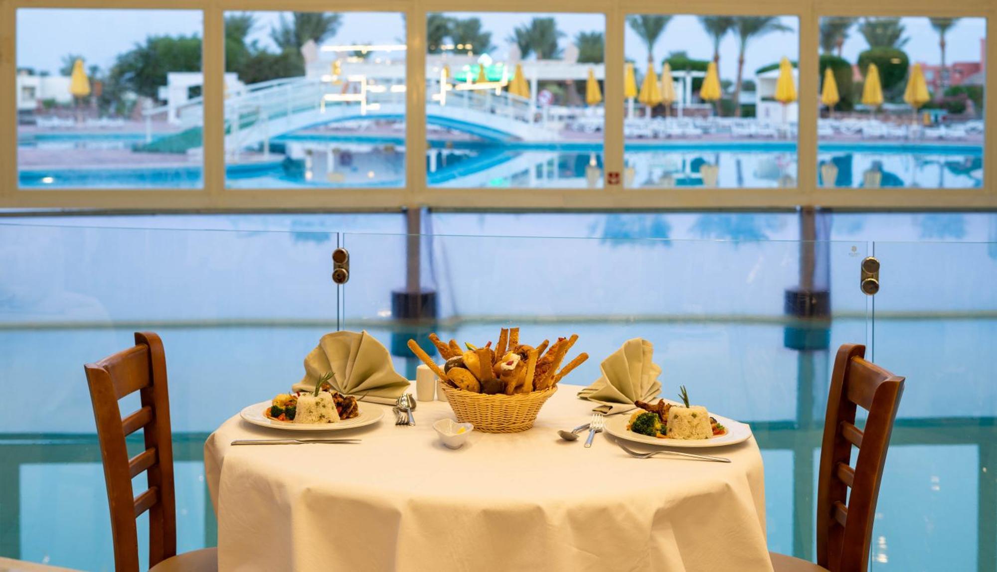 Aurora Oriental Resort Sharm El Sheikh Exterior foto A table set for dinner