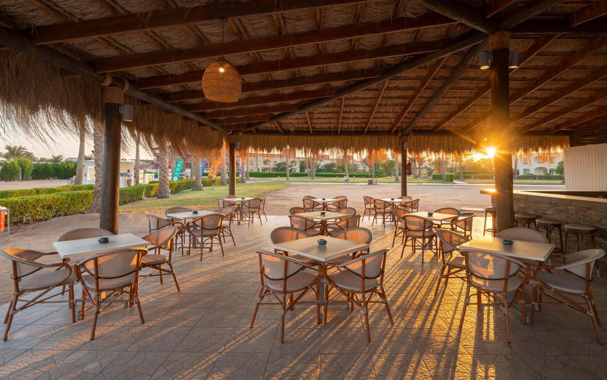 Aurora Oriental Resort Sharm El Sheikh Exterior foto Sunset at the beach bar